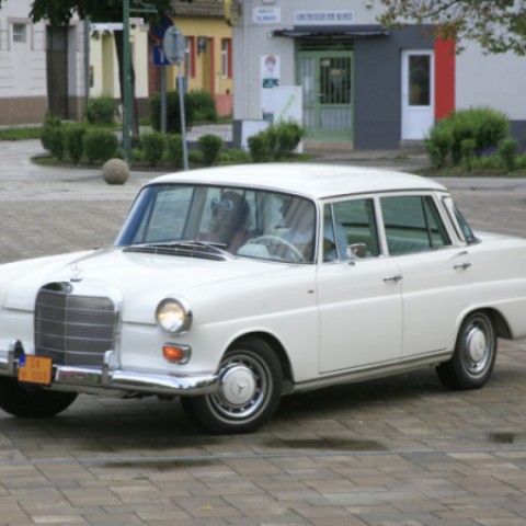 Mercedes Benz 230, typ W110, r.v. 1968, "krátke krídlo"